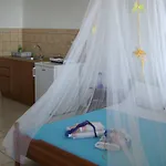 מלון דירות Avra 3*