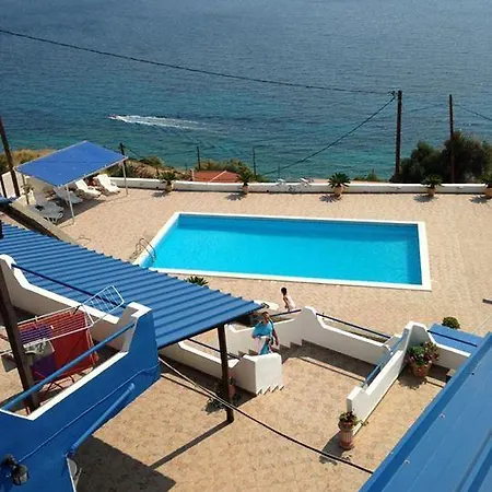 Avra Aparthotel Akhladherí