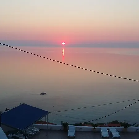 Avra Aparthotel Akhladherí